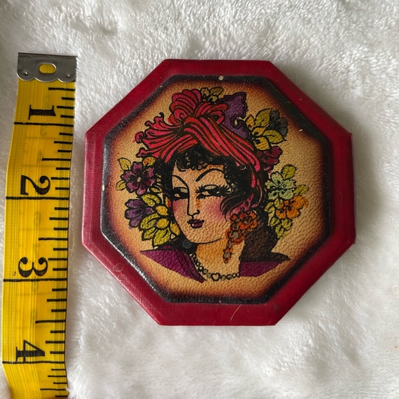 Vintage 1970’s leather painted pocket mirror - Picture 4 of 4